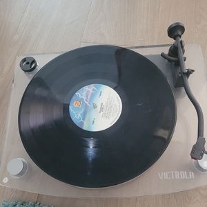 Turntable w/speakers